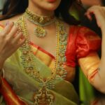 Ashu Reddy Instagram - Jewellery is an emotion carried to generations 😊😍❤️ #ashureddy #bridaljewellery @vegasri_goldanddiamonds #weddingseason Saree- @neerusindia Photographer @naveen_photography_official Hair and Make up- @aurobella_hairandmakeupstudio ❤️💯