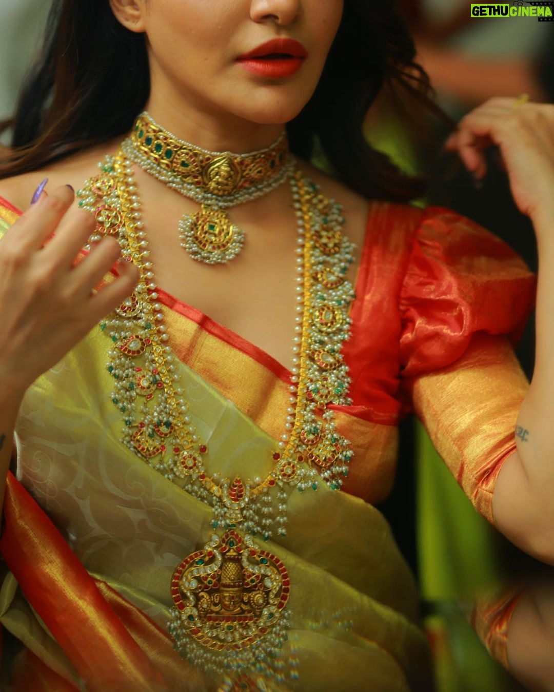 Ashu Reddy Instagram - Jewellery is an emotion carried to generations ššā¤ļø #ashureddy #bridaljewellery @vegasri_goldanddiamonds #weddingseason Saree- @neerusindia Photographer @naveen_photography_official Hair and Make up- @aurobella_hairandmakeupstudio ā¤ļøšÆ