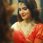 Ashu Reddy Instagram - Jewellery is an emotion carried to generations 😊😍❤️ #ashureddy #bridaljewellery @vegasri_goldanddiamonds #weddingseason Saree- @neerusindia Photographer @naveen_photography_official Hair and Make up- @aurobella_hairandmakeupstudio ❤️💯