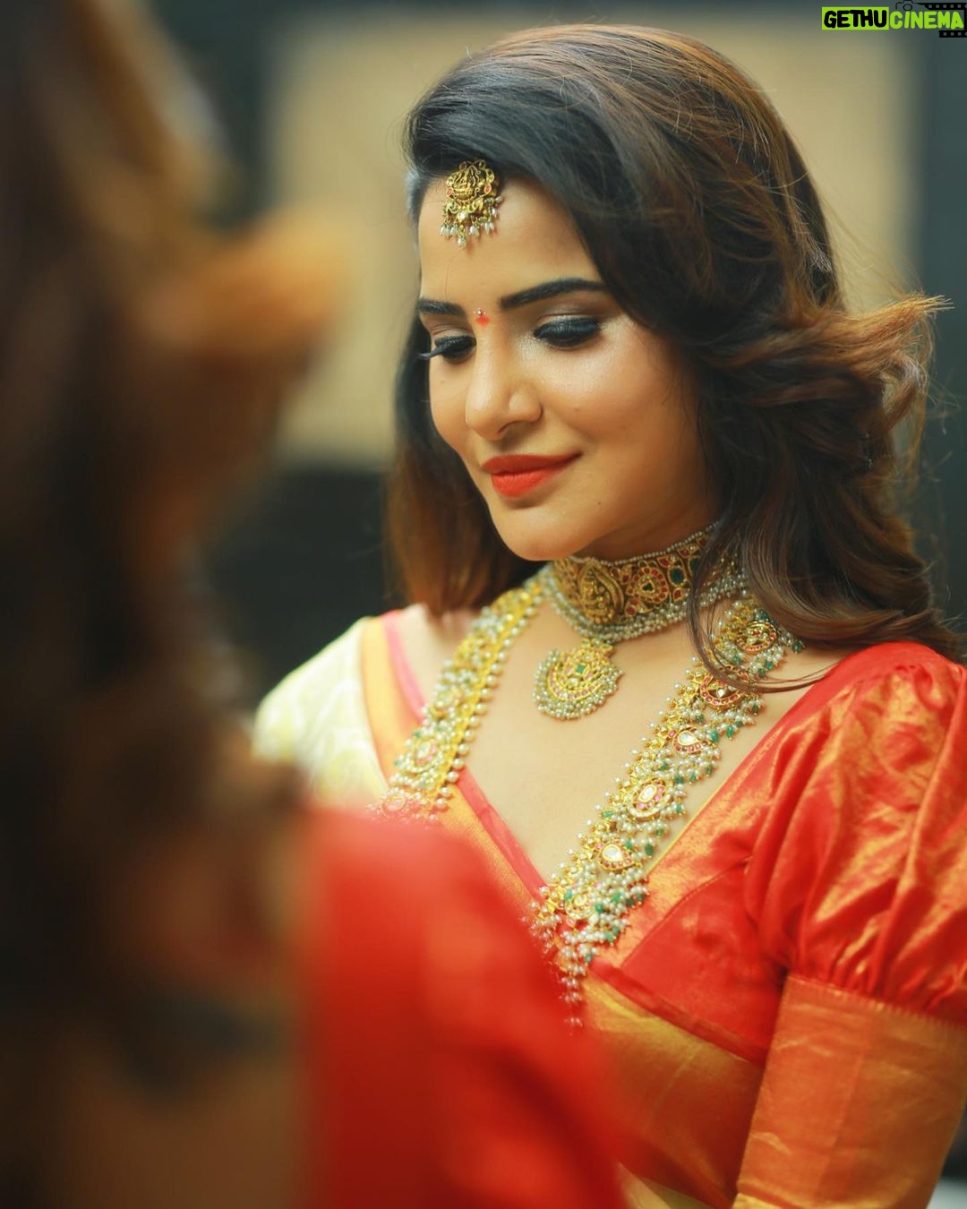 Ashu Reddy Instagram - Jewellery is an emotion carried to generations ššā¤ļø #ashureddy #bridaljewellery @vegasri_goldanddiamonds #weddingseason Saree- @neerusindia Photographer @naveen_photography_official Hair and Make up- @aurobella_hairandmakeupstudio ā¤ļøšÆ