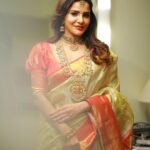 Ashu Reddy Instagram - Jewellery is an emotion carried to generations 😊😍❤️ #ashureddy #bridaljewellery @vegasri_goldanddiamonds #weddingseason Saree- @neerusindia Photographer @naveen_photography_official Hair and Make up- @aurobella_hairandmakeupstudio ❤️💯