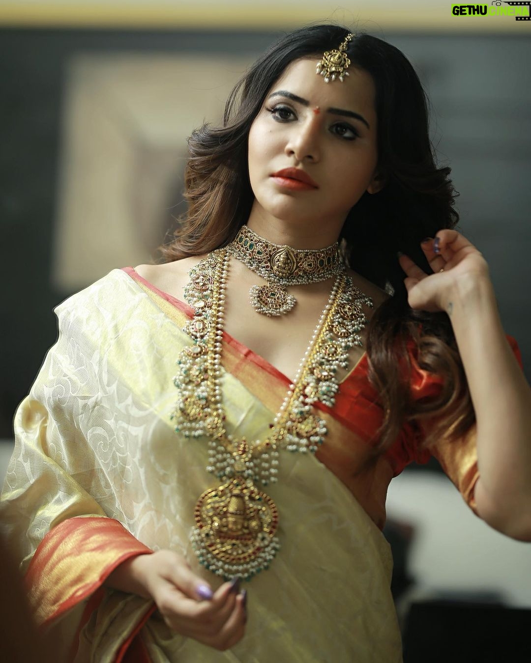 Ashu Reddy Instagram - Jewellery is an emotion carried to generations ššā¤ļø #ashureddy #bridaljewellery @vegasri_goldanddiamonds #weddingseason Saree- @neerusindia Photographer @naveen_photography_official Hair and Make up- @aurobella_hairandmakeupstudio ā¤ļøšÆ