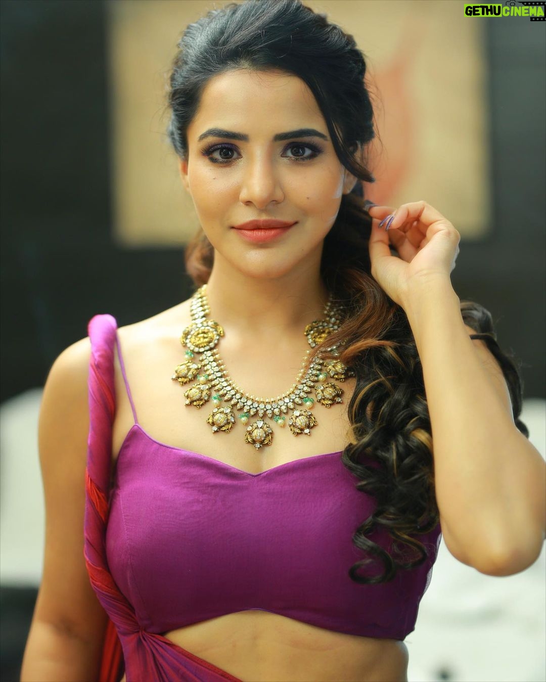 Ashu Reddy Instagram - Jewellery is every girl's favorite dream, especially when it's from @vegasri_goldanddiamonds 😍❤️ #ashureddy #vegasrigoldanddiamonds #sangeethlook #weddingwear #morepicscomingsoon Jewelry collaboration- @vegasri_goldanddiamonds 💯❤️ Photographer- @naveen_photography_official