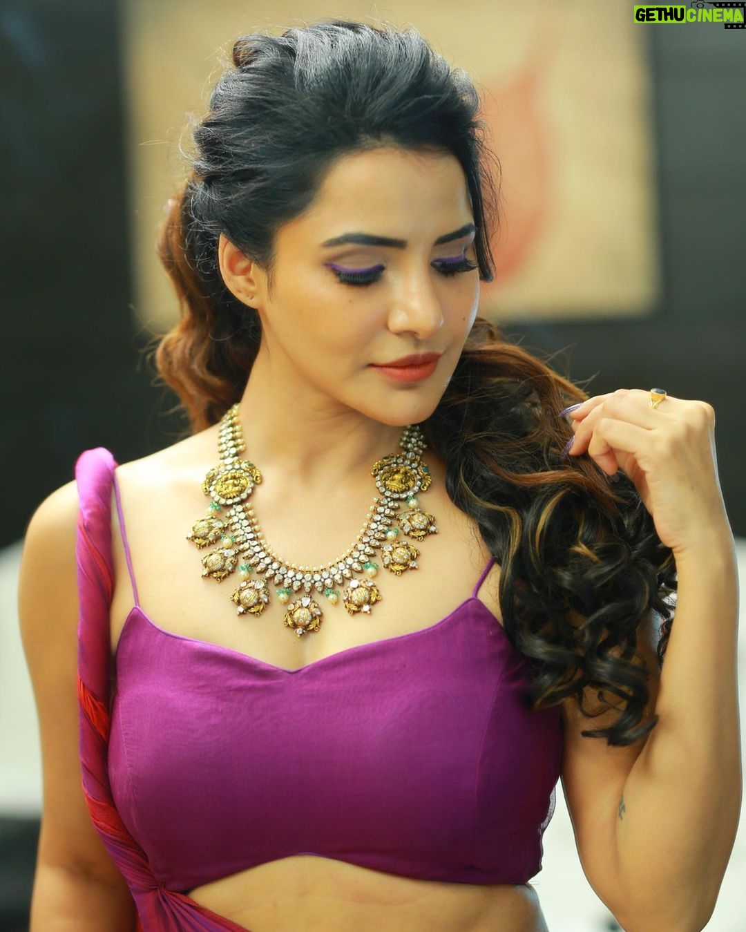 Ashu Reddy Instagram - Jewellery is every girl's favorite dream, especially when it's from @vegasri_goldanddiamonds 😍❤️ #ashureddy #vegasrigoldanddiamonds #sangeethlook #weddingwear #morepicscomingsoon Jewelry collaboration- @vegasri_goldanddiamonds 💯❤️ Photographer- @naveen_photography_official