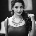 Ashu Reddy Instagram - Jewellery is every girl's favorite dream, especially when it's from @vegasri_goldanddiamonds 😍❤️ #ashureddy #vegasrigoldanddiamonds #sangeethlook #weddingwear #morepicscomingsoon Jewelry collaboration- @vegasri_goldanddiamonds 💯❤️ Photographer- @naveen_photography_official