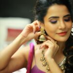 Ashu Reddy Instagram - Jewellery is every girl's favorite dream, especially when it's from @vegasri_goldanddiamonds 😍❤️ #ashureddy #vegasrigoldanddiamonds #sangeethlook #weddingwear #morepicscomingsoon Jewelry collaboration- @vegasri_goldanddiamonds 💯❤️ Photographer- @naveen_photography_official