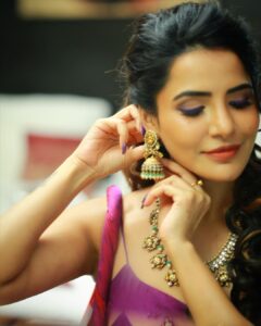 Ashu Reddy Instagram - Jewellery is every girl's favorite dream, especially when it's from @vegasri_goldanddiamonds 😍❤️ #ashureddy #vegasrigoldanddiamonds #sangeethlook #weddingwear #morepicscomingsoon Jewelry collaboration- @vegasri_goldanddiamonds 💯❤️ Photographer- @naveen_photography_official