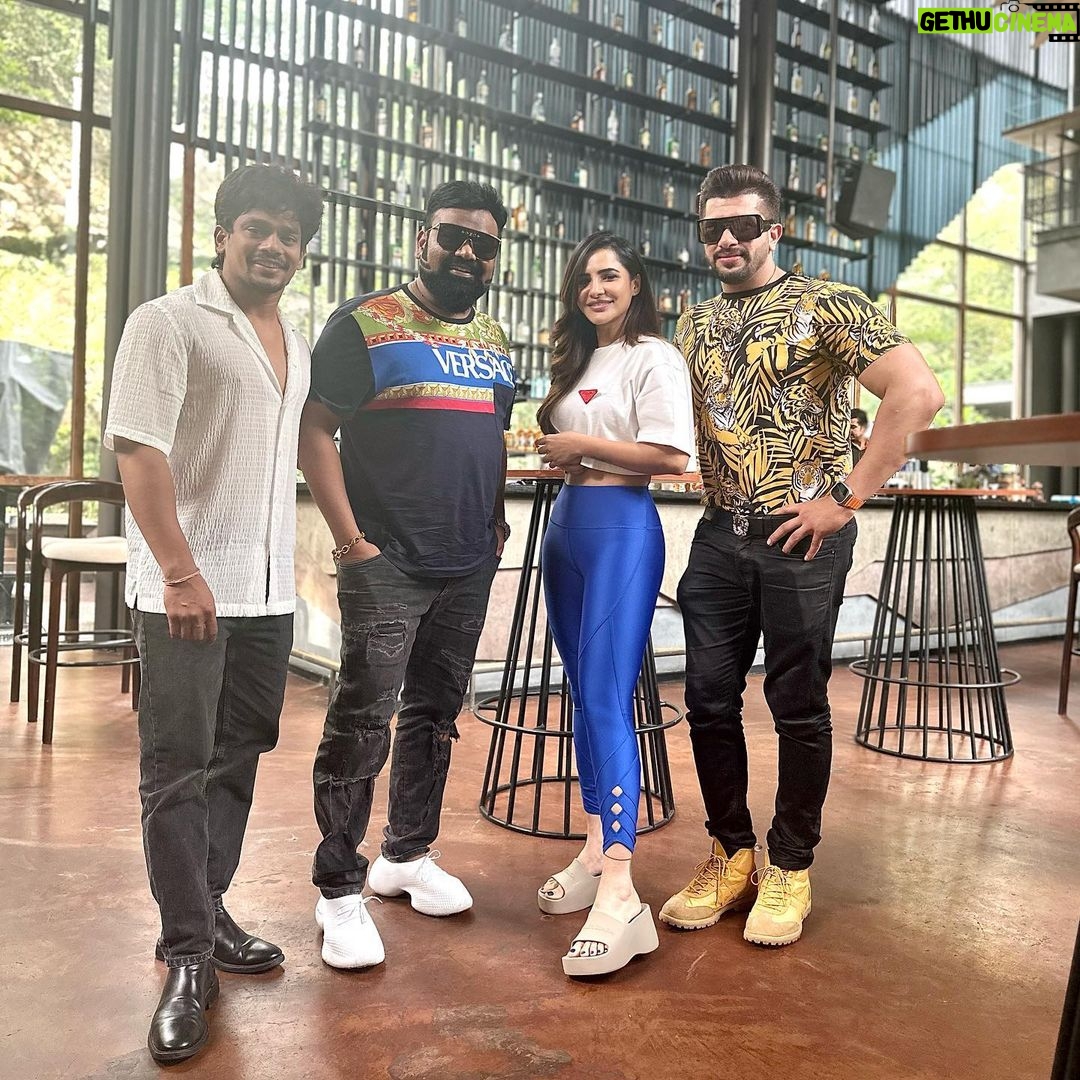 Ashu Reddy Instagram - Coming soon to entertain you, individually though!!ππ»π¦πΊππ₯³β€οΈ #ashureddy #melbournevshyderabad #Amasterpiece #promotiontime #preteaser @manish_gilada @ajay.mysore_ @mehaboobdilse - more pics coming soonn!!! πππ€·π»ββοΈ
