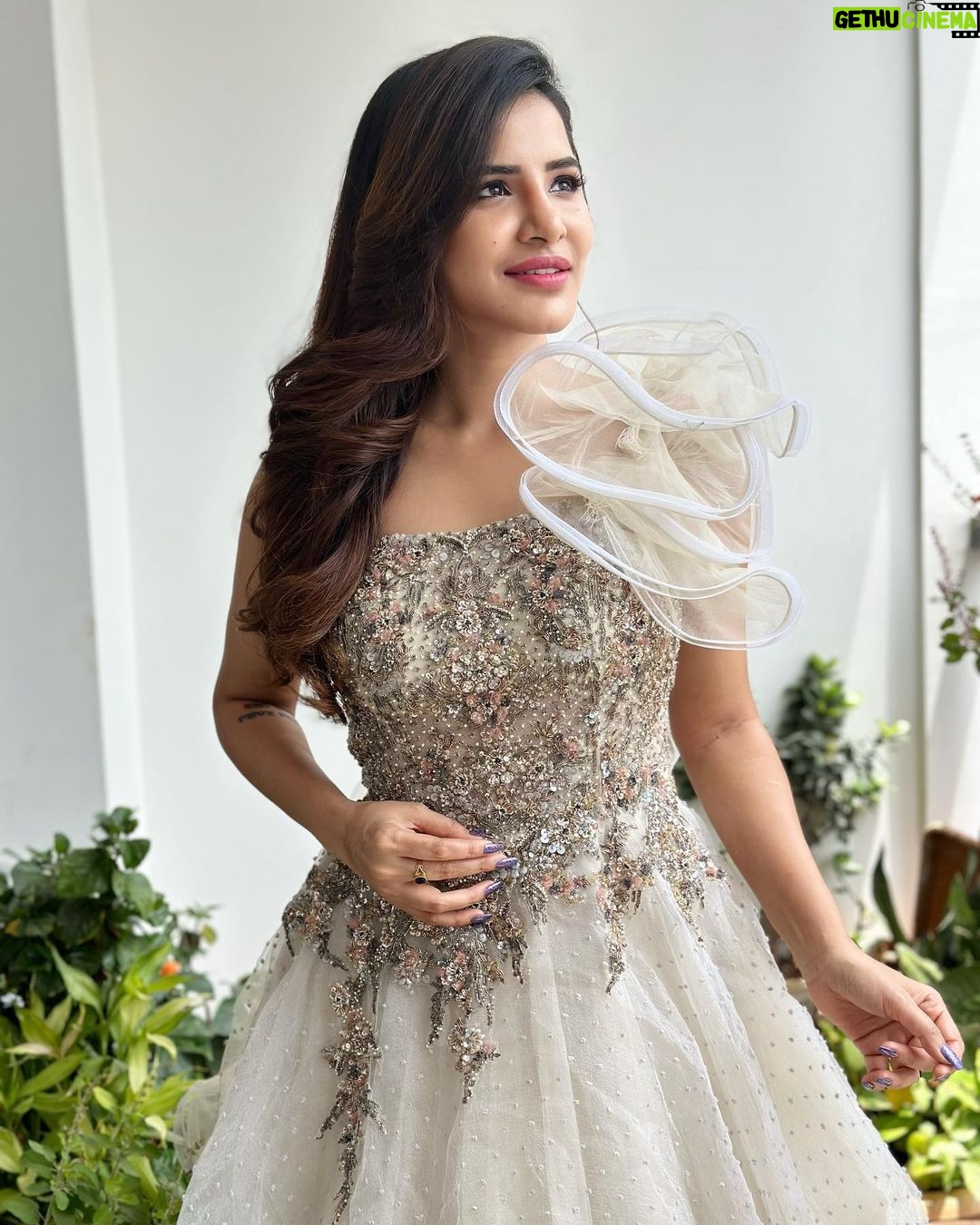 Ashu Reddy Instagram - Feeling grey!❤️ #ashureddy #eventime #hilifeexhibition #grandlaunch #novotelhyd @marksmediacommunications @hi_life_exhibition @novotelhyd @hairstylistravi 🥳