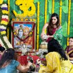 Ashu Reddy Instagram - Maha Rudra Abhishekam🙏☀️❤️ #ashureddy #blessedsunday #omnamahshivaya 🙏 thank you for inviting @manish_gilada @soniya989 😊 such a blessed sunday ❤️