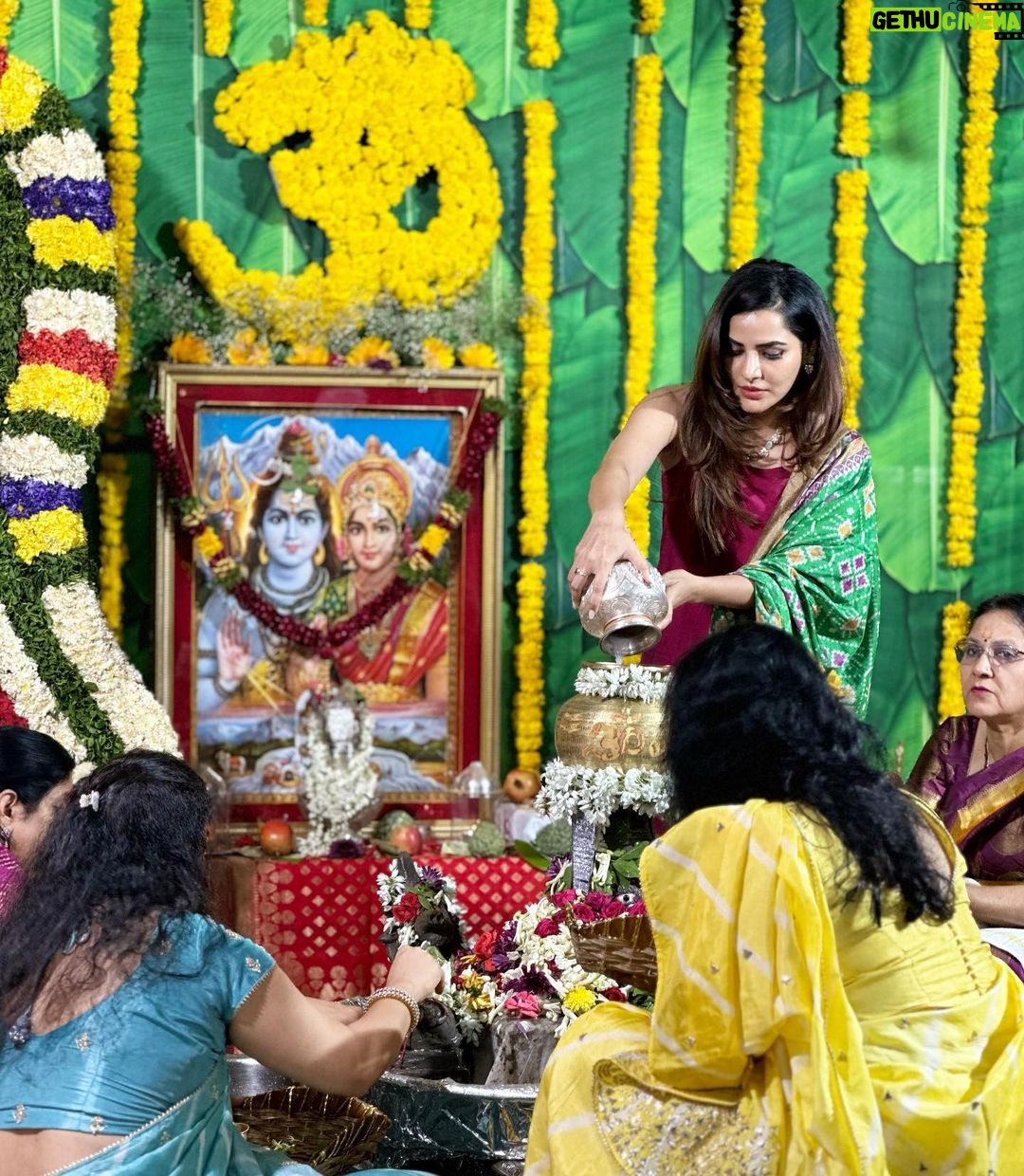 Ashu Reddy Instagram - Maha Rudra Abhishekam🙏☀️❤️ #ashureddy #blessedsunday #omnamahshivaya 🙏 thank you for inviting @manish_gilada @soniya989 😊 such a blessed sunday ❤️