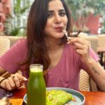 Ashu Reddy Instagram - Sunday is funday ☀️🤓 #ashureddy #goodfoodgoodmood #sundayvibes #restday #relaxtime 🧤💯