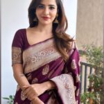 Ashu Reddy Instagram - Six yards of pure grace- a saree!!❤️🔥 #ashureddy #eventtime #sareestyle #hyd