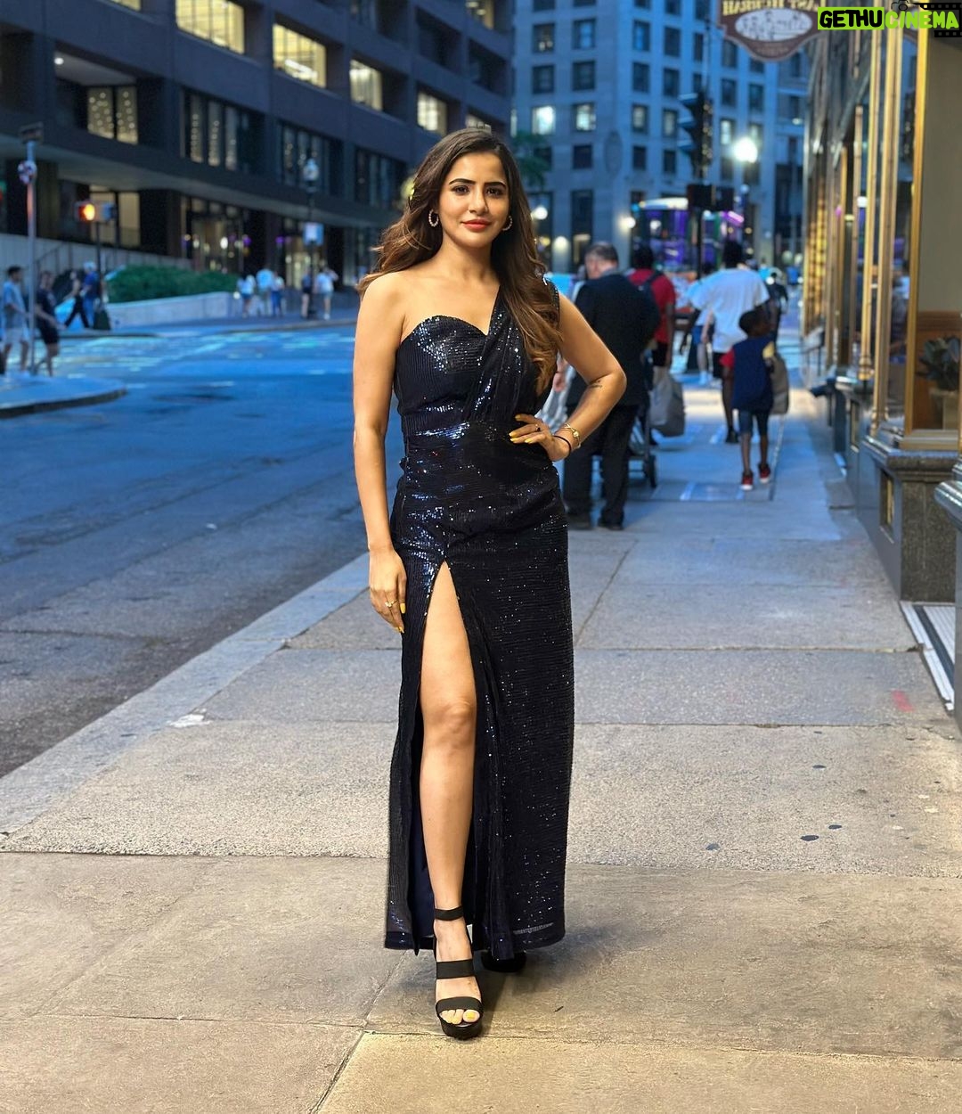 Ashu Reddy Instagram - Boston weather got me like thisssss!!!🔥❤️ #ashureddy #eventtime #hosting #bandelyzium #boston #positivevibesonly ☀️ Thank you for this beautiful outfit @rajusai7896 💯 Boston, Massachusetts