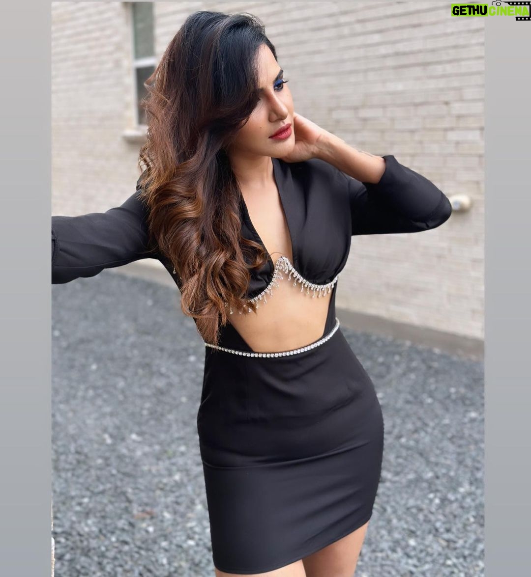 Ashu Reddy Instagram - What's with the threads now?! 🤔💯 #ashureddy #eventtime #hosting #texas #threadsinstagram 🔥