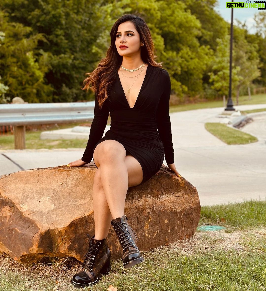 Ashu Reddy Instagram - Bandaids don't fix bullet holes 👏🏻💯 #ashureddy #fightbackforyourself #youarestrong #bekindalways ❤️