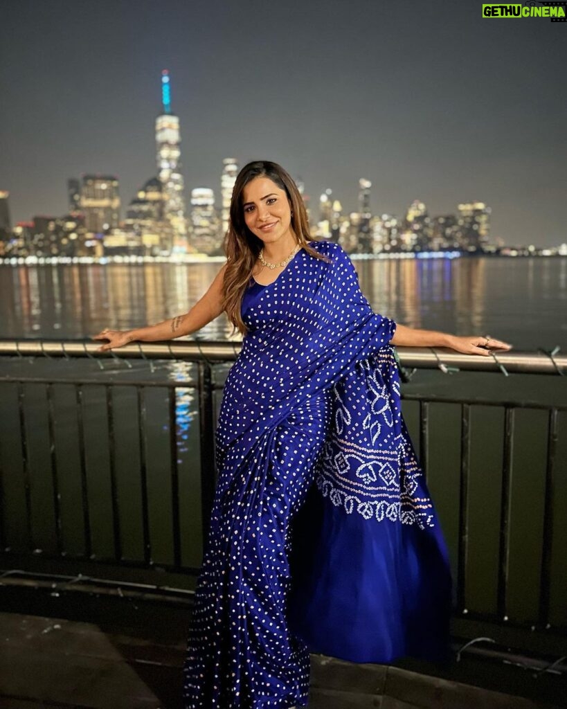 Ashu Reddy Instagram - This place never gets old and bored ❤️⭐️ #ashureddy #newyorkcity #jerseycity #exchangeplace ❣️ New York Skyline