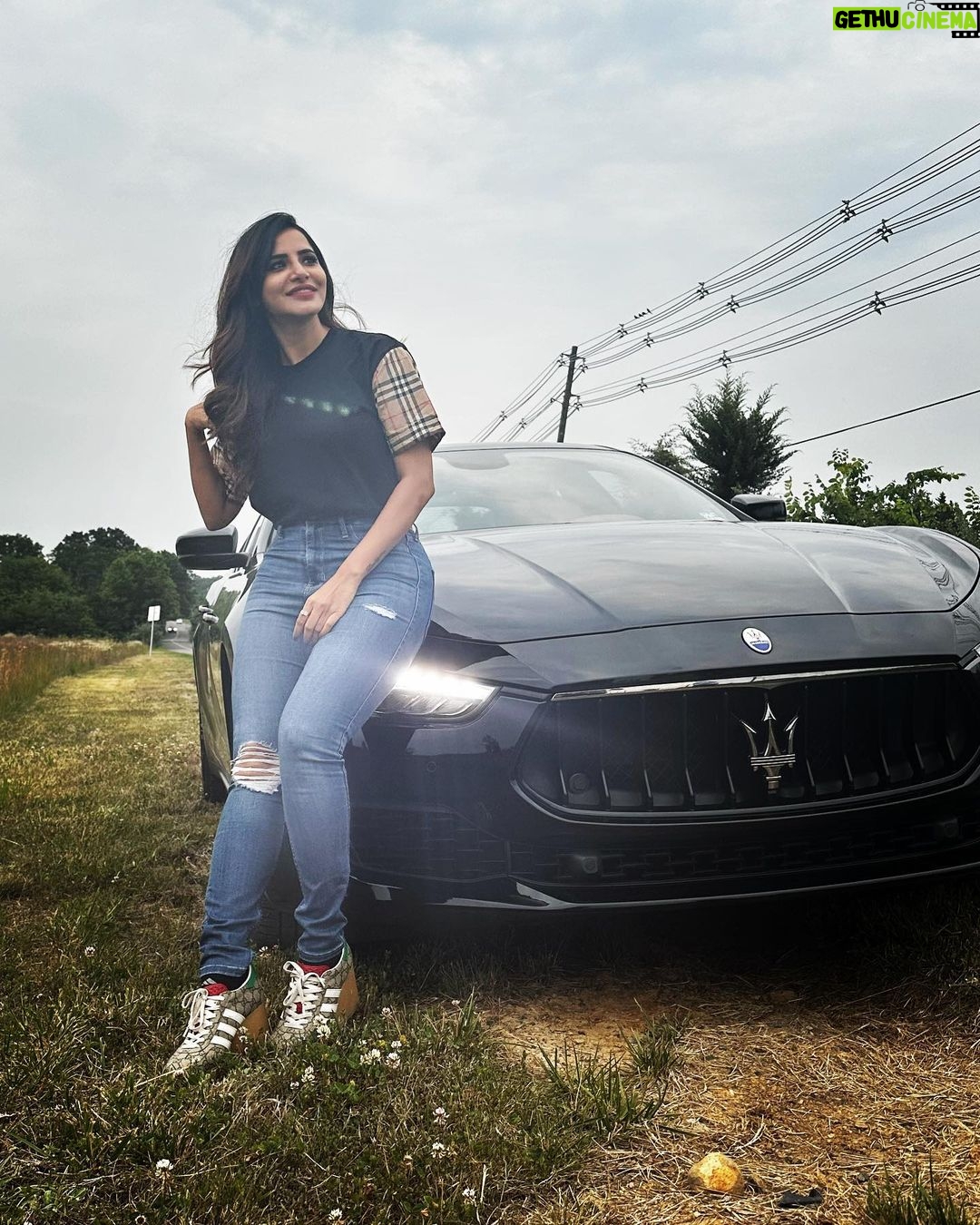 Ashu Reddy Instagram - Virginia, you beauty ☀️❣️ #ashureddy #carlover #maserati #virginia #eventtime 🎊 Ashburn, Virginia