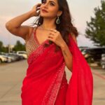 Ashu Reddy Instagram - Windy breeze, flowy curls, tanned skin, organza saree, this song❣️ Just feels!! #ashureddy #feelitreelit #sareevibes #desigirl 😻 @joshapp.telugu @officialjoshapp ⚡️