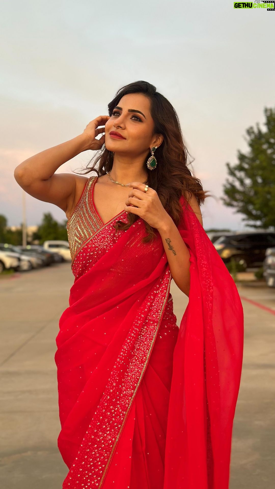 Ashu Reddy Instagram - Windy breeze, flowy curls, tanned skin, organza saree, this song❣️ Just feels!! #ashureddy #feelitreelit #sareevibes #desigirl 😻 @joshapp.telugu @officialjoshapp ⚡️