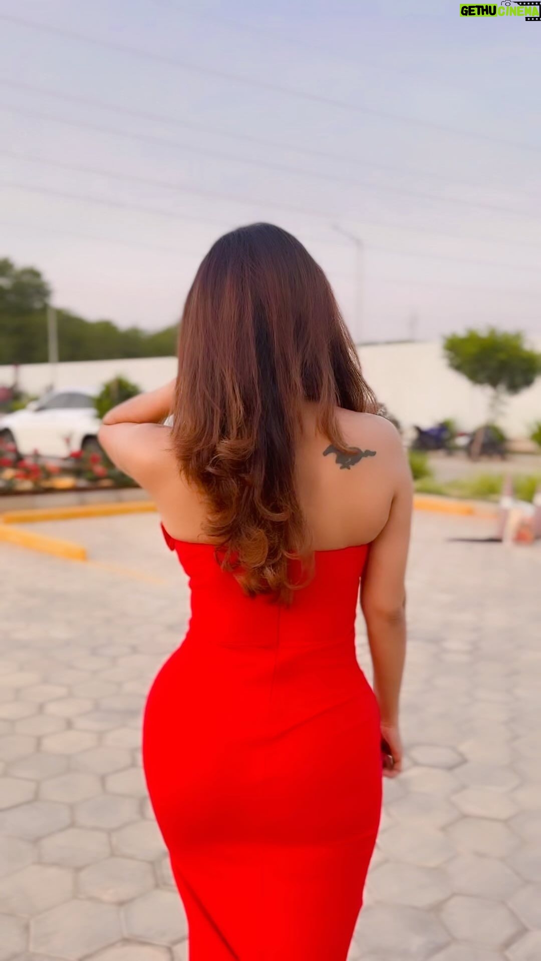 Ashu Reddy Instagram - Confidence matters❣️ #ashureddy #beyourbiggestfan #bekind @joshapp.telugu @officialjoshapp #joshmeinaaja ⚡️