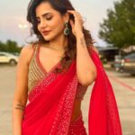 Ashu Reddy Instagram - Wear red when tanned!❣️ For hosting @bandelyzium at Dallas today!! 😎 #ashureddy #concert #hosting #thankfulgratefulblessed #suchawonderfulevening ⚡️😻 Saree - @neerusindia Jewellery- @thediamondstoreby_chandubhai Hair Make up - By myself 😍 Frisco, Texas