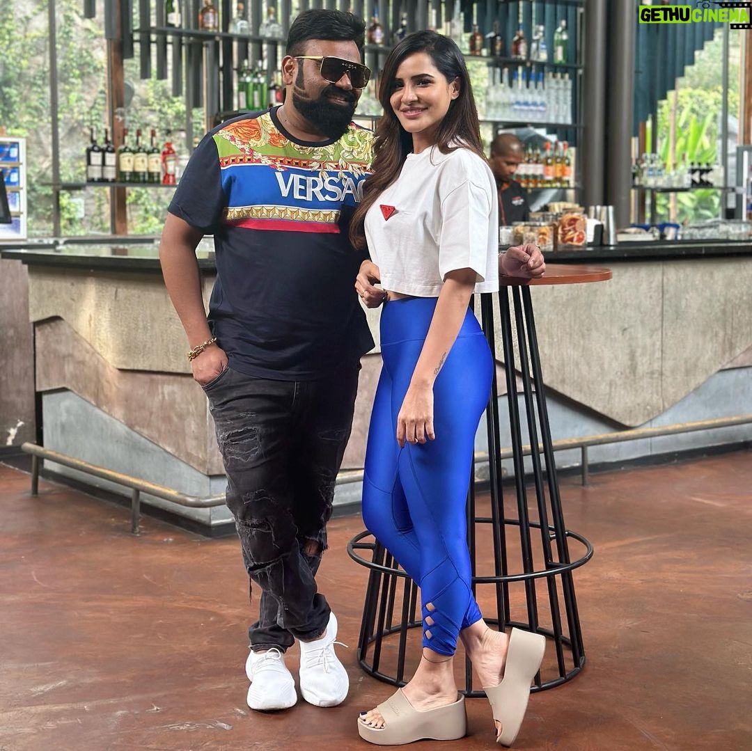 Ashu Reddy Instagram - Coming soon to entertain you, individually though!!ππ»π¦πΊππ₯³β€οΈ #ashureddy #melbournevshyderabad #Amasterpiece #promotiontime #preteaser @manish_gilada @ajay.mysore_ @mehaboobdilse - more pics coming soonn!!! πππ€·π»ββοΈ