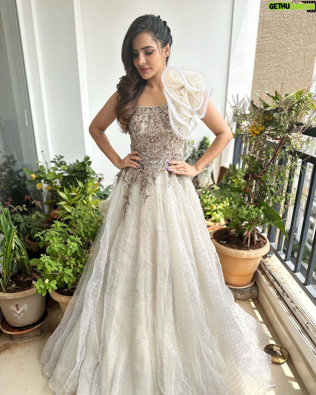 Ashu Reddy Instagram - Feeling grey!❤️ #ashureddy #eventime #hilifeexhibition #grandlaunch #novotelhyd @marksmediacommunications @hi_life_exhibition @novotelhyd @hairstylistravi 🥳