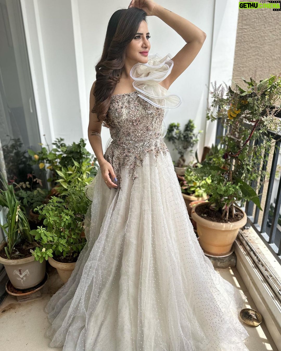 Ashu Reddy Instagram - Feeling grey!❤️ #ashureddy #eventime #hilifeexhibition #grandlaunch #novotelhyd @marksmediacommunications @hi_life_exhibition @novotelhyd @hairstylistravi 🥳