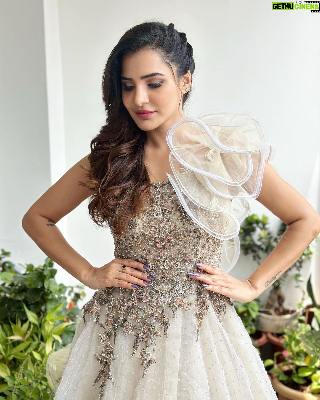 Ashu Reddy Instagram - Feeling grey!❤️ #ashureddy #eventime #hilifeexhibition #grandlaunch #novotelhyd @marksmediacommunications @hi_life_exhibition @novotelhyd @hairstylistravi 🥳