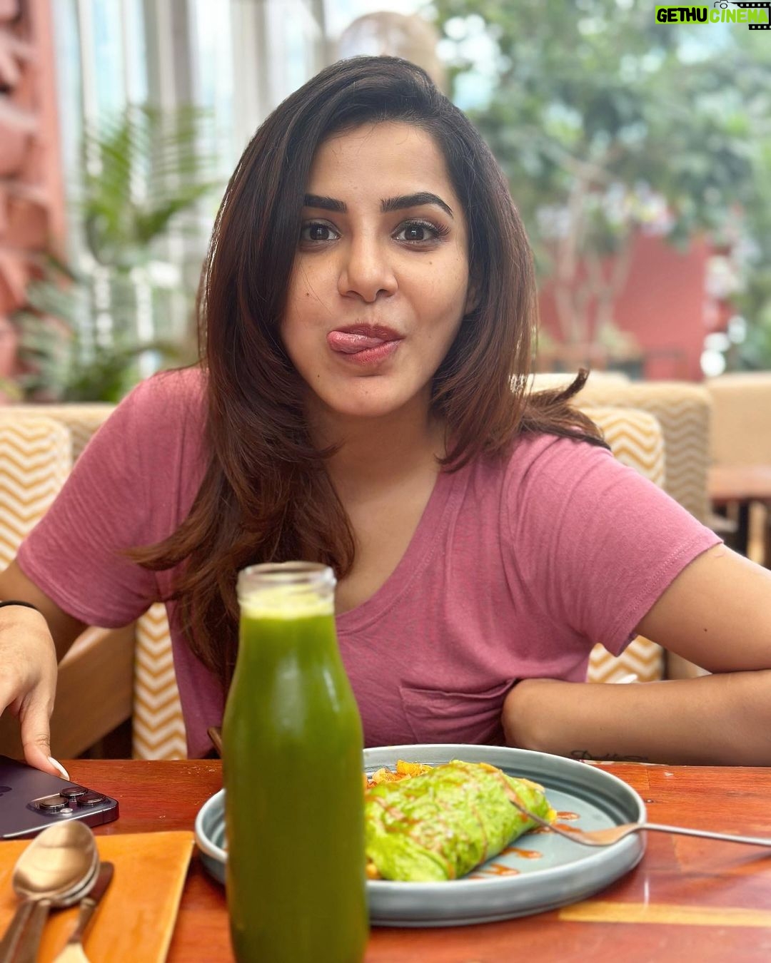 Ashu Reddy Instagram - Sunday is funday โ๏ธ๐ค #ashureddy #goodfoodgoodmood #sundayvibes #restday #relaxtime ๐งค๐ฏ