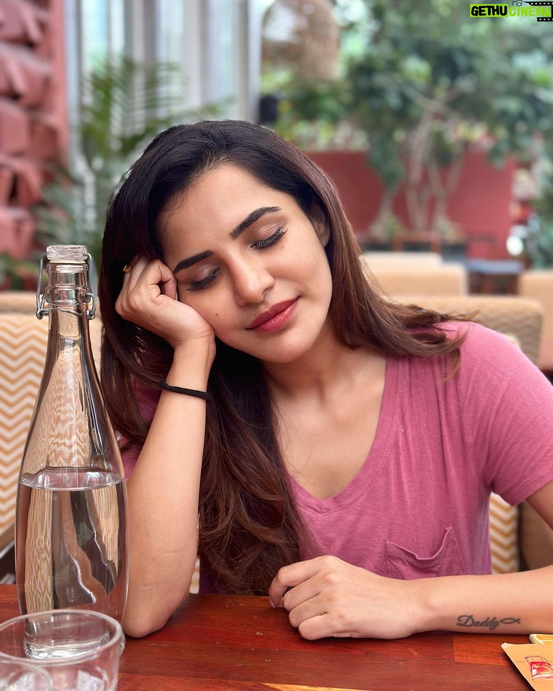 Ashu Reddy Instagram - Sunday is funday โ๏ธ๐ค #ashureddy #goodfoodgoodmood #sundayvibes #restday #relaxtime ๐งค๐ฏ