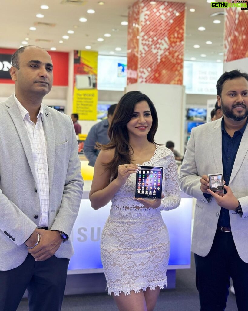 Ashu Reddy Instagram - For the grand launch of Samsung Galaxy Z Fold 5 and Flip 5 ..!!❤️💯😊 #ashureddy #eventtime #launchofsamsung @samsungwithgalaxy @bajajelectronicsindia @marksmediacommunications #nexushyderabad