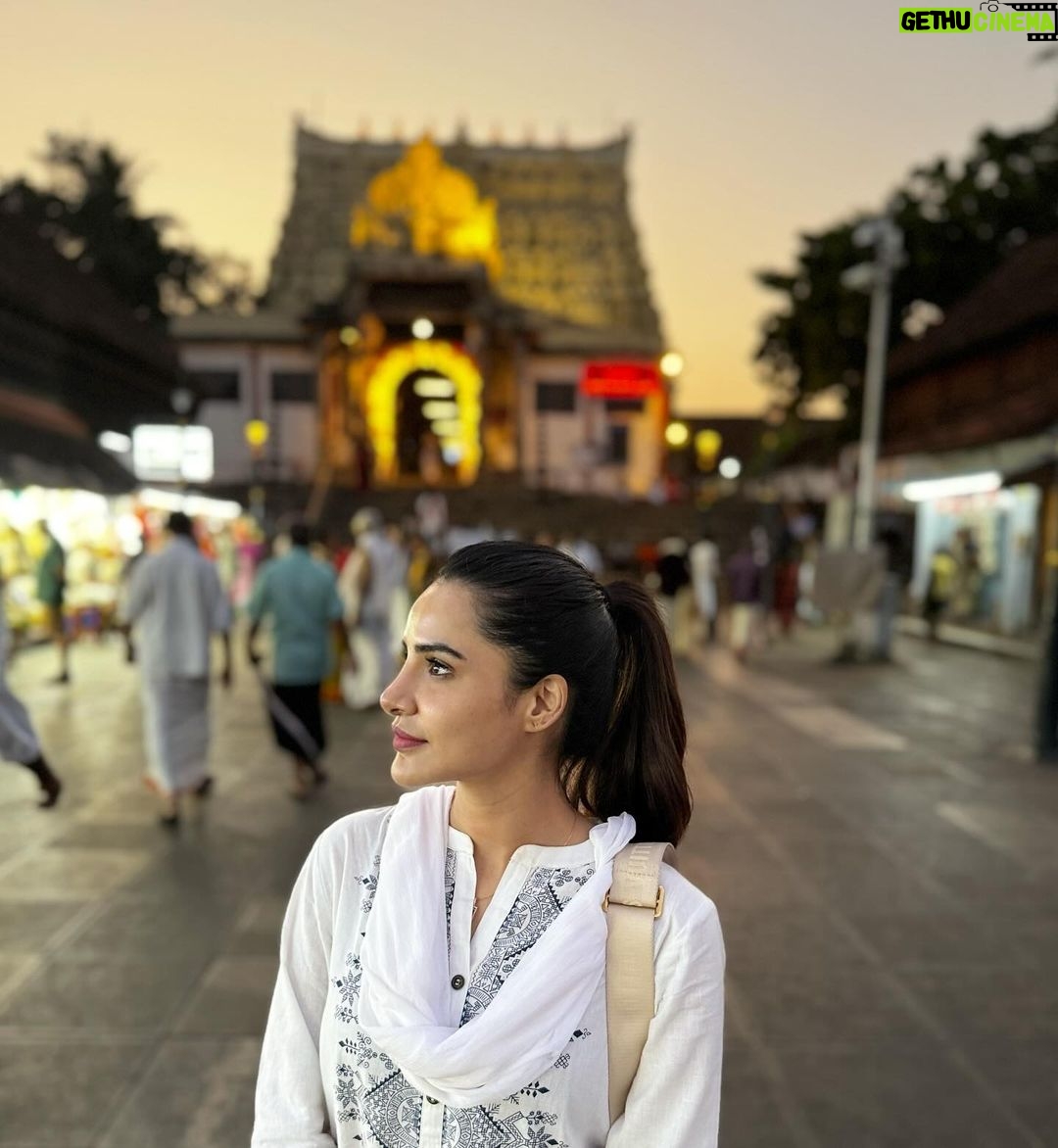 Ashu Reddy Instagram - Om namo venkatesaaya🙏❤️ #mostpowerfulchant #godsowncountry #kerala #templevibes #powerhouseenergy #ashureddy 🎉 Shree Padmanabhaswamy Temple Trivendrum Kerala
