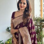 Ashu Reddy Instagram - Six yards of pure grace- a saree!!❤️🔥 #ashureddy #eventtime #sareestyle #hyd