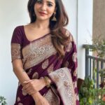 Ashu Reddy Instagram - Six yards of pure grace- a saree!!❤️🔥 #ashureddy #eventtime #sareestyle #hyd