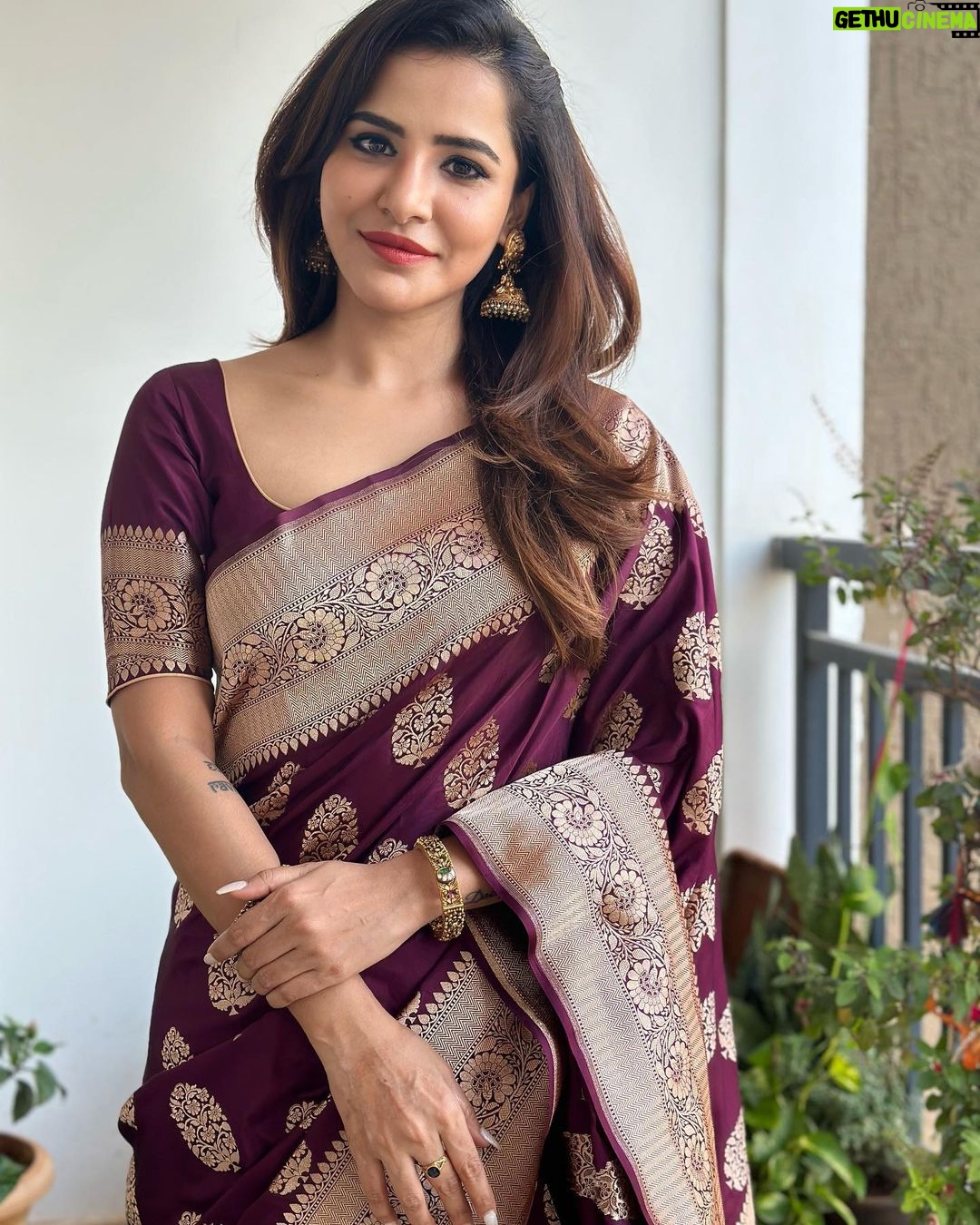 Ashu Reddy Instagram - Six yards of pure grace- a saree!!❤️🔥 #ashureddy #eventtime #sareestyle #hyd