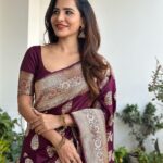 Ashu Reddy Instagram - Six yards of pure grace- a saree!!❤️🔥 #ashureddy #eventtime #sareestyle #hyd