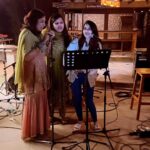 Ashu Reddy Instagram - The actual super singers that never went to auditions🤣🧡 @harinya_reddyy @__harshinireddy__ ❤️ thank you for the opportunity @sipligunjrahul 🤣🤣 and a beautiful evening at this place @lifeatprakasham ❤️ #ashureddy #friendsevening #singingcompetition @joshapp.telugu @officialjoshapp #funtimes 🎉