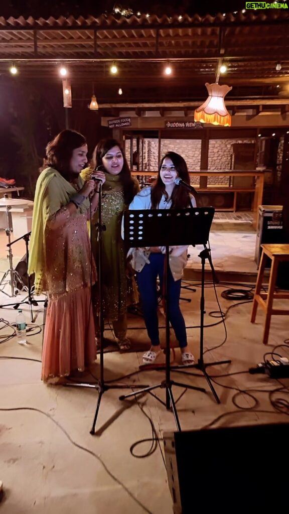 Ashu Reddy Instagram - The actual super singers that never went to auditions🤣🧡 @harinya_reddyy @__harshinireddy__ ❤️ thank you for the opportunity @sipligunjrahul 🤣🤣 and a beautiful evening at this place @lifeatprakasham ❤️ #ashureddy #friendsevening #singingcompetition @joshapp.telugu @officialjoshapp #funtimes 🎉