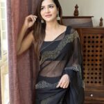 Ashu Reddy Instagram - Kala 🧡 #ashureddy #littlethrowback #blacksaree #feels 😊
