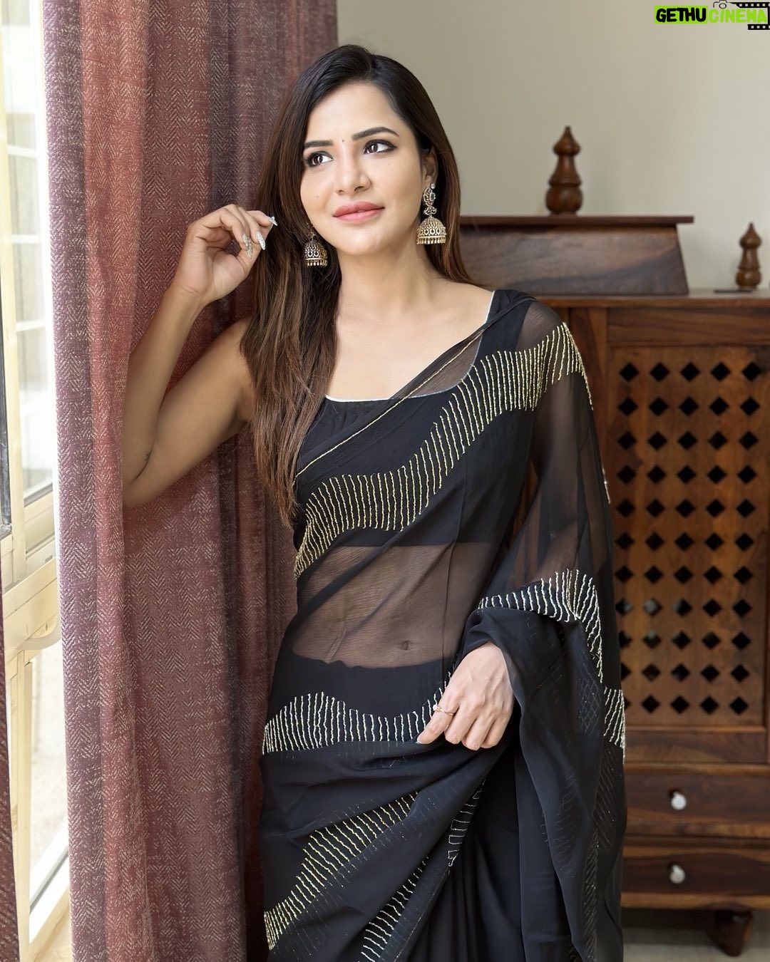 Ashu Reddy Instagram - Kala ๐งก #ashureddy #littlethrowback #blacksaree #feels ๐