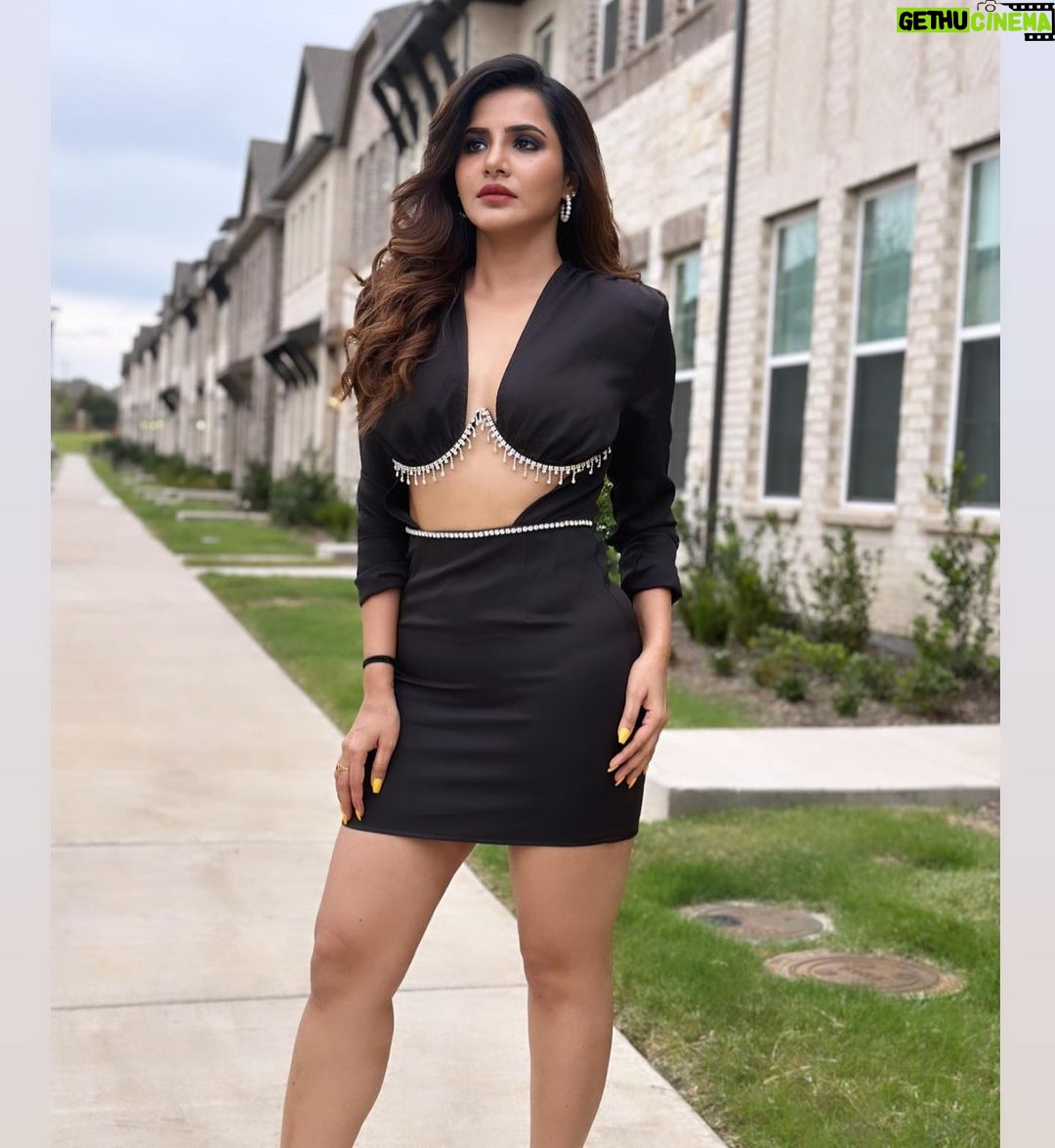 Ashu Reddy Instagram - What's with the threads now?! 🤔💯 #ashureddy #eventtime #hosting #texas #threadsinstagram 🔥