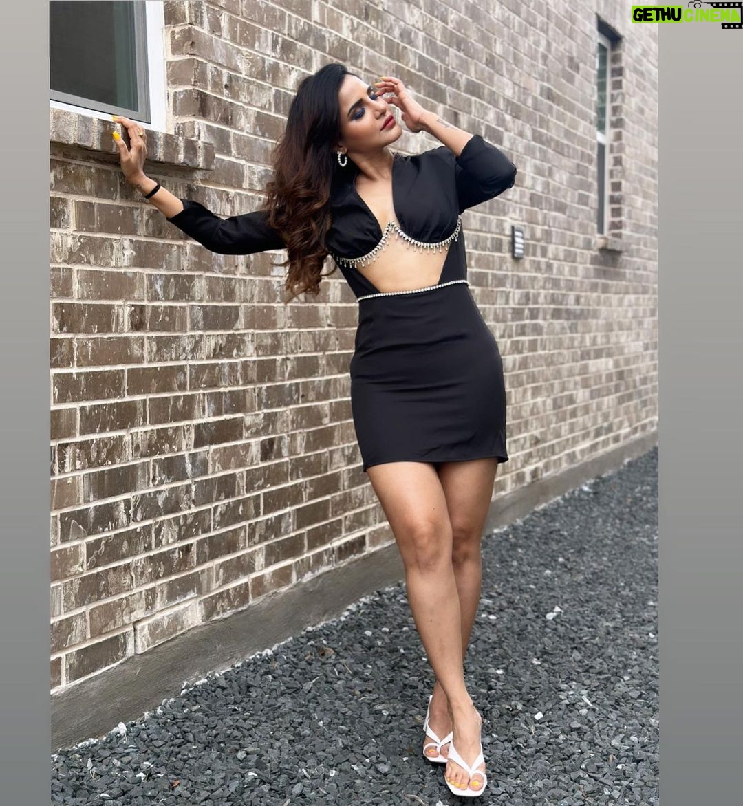 Ashu Reddy Instagram - What's with the threads now?! 🤔💯 #ashureddy #eventtime #hosting #texas #threadsinstagram 🔥