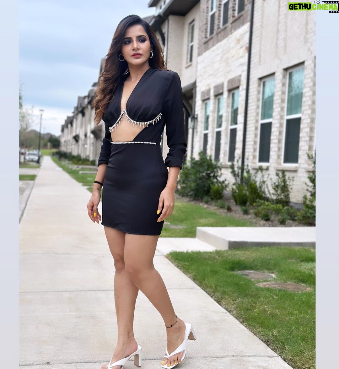 Ashu Reddy Instagram - What's with the threads now?! 🤔💯 #ashureddy #eventtime #hosting #texas #threadsinstagram 🔥