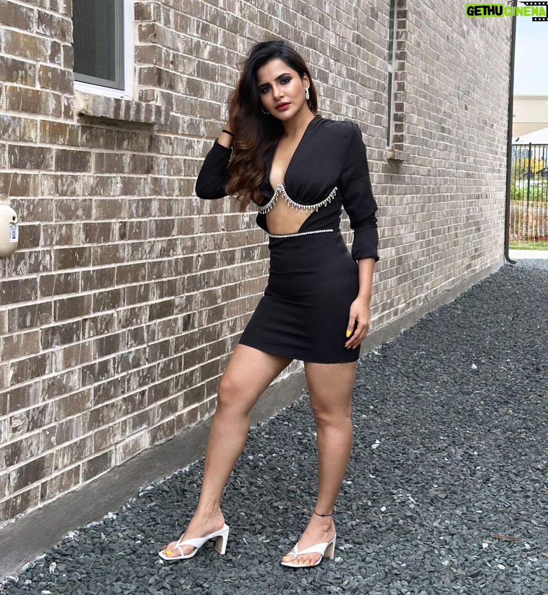 Ashu Reddy Instagram - What's with the threads now?! 🤔💯 #ashureddy #eventtime #hosting #texas #threadsinstagram 🔥