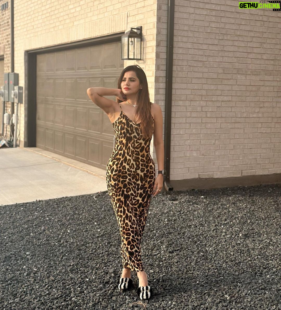 Ashu Reddy Instagram - The most beautiful curve on a woman's body is her smile ππβοΈπ #ashureddy #curvesaresexy #beyoutiful #lastpicismyfav π«Άπ» Austin, Texas