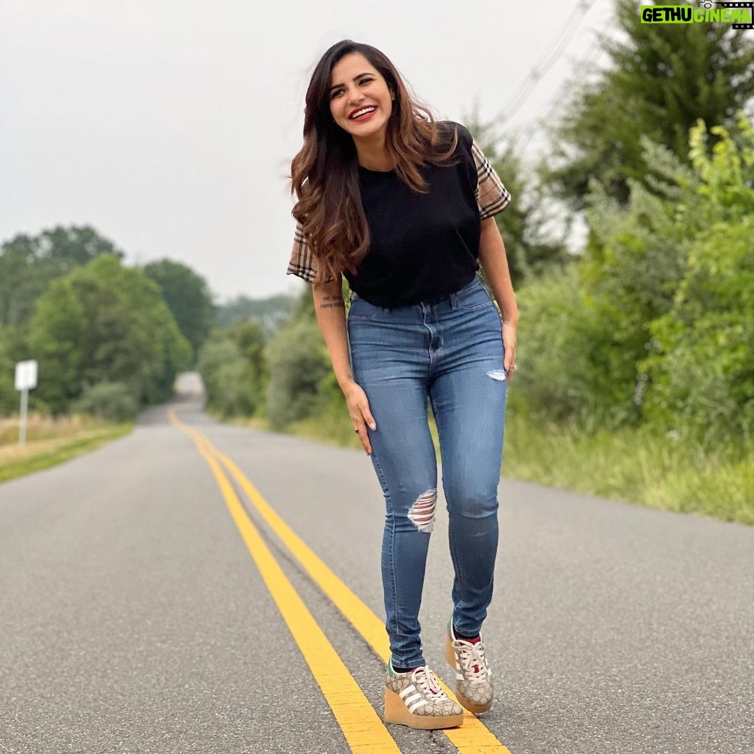 Ashu Reddy Instagram - Virginia, you beauty ☀️❣️ #ashureddy #carlover #maserati #virginia #eventtime 🎊 Ashburn, Virginia