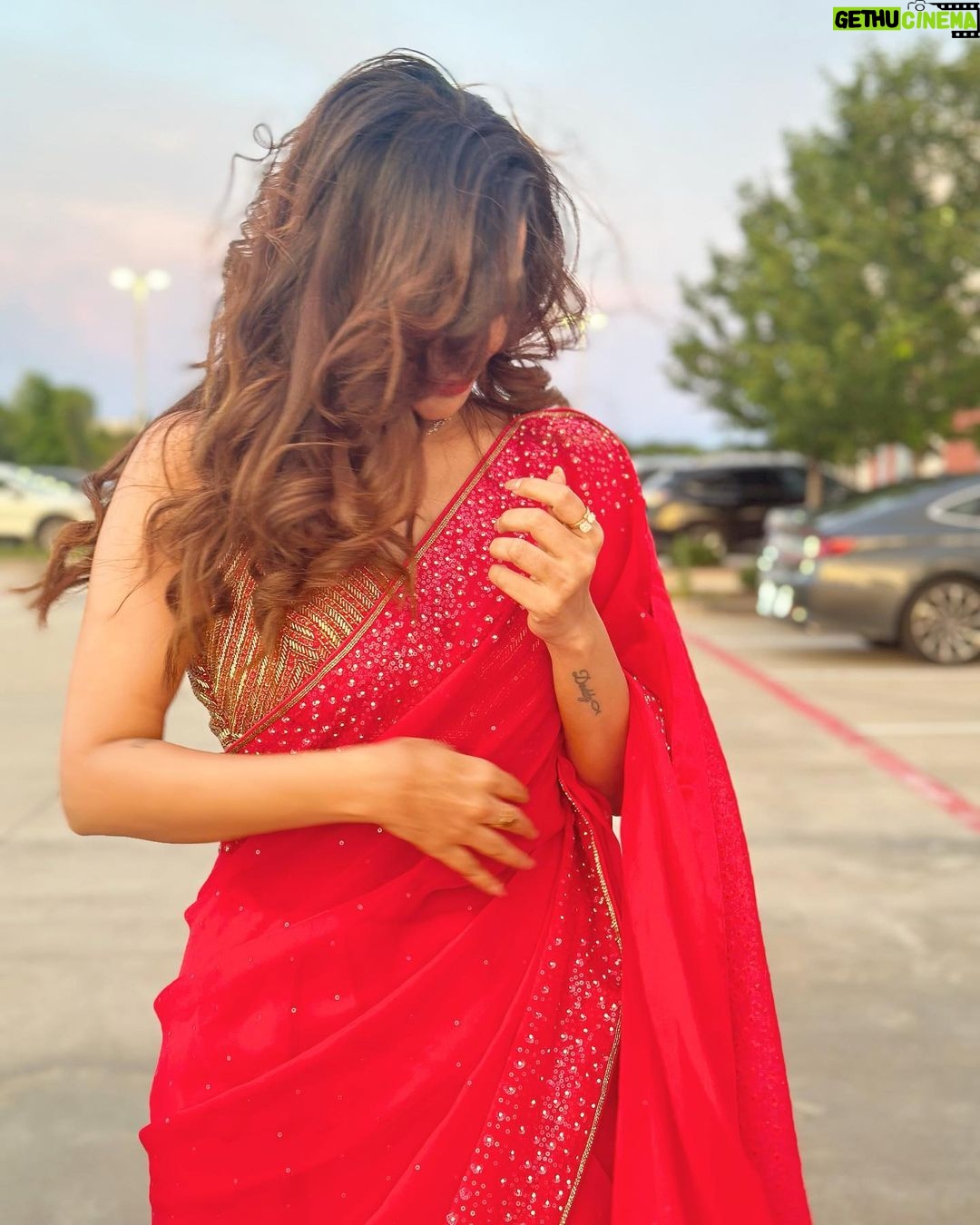 Ashu Reddy Instagram - Senorita❣️ #ashureddy #photodiary #lampost #randomthoughts ⚡️