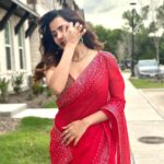 Ashu Reddy Instagram - Senorita❣️ #ashureddy #photodiary #lampost #randomthoughts ⚡️